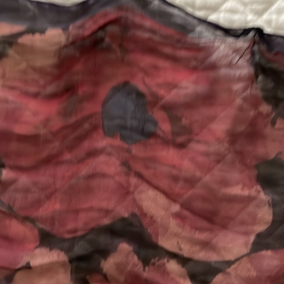 Beautiful silk scarf navy with burgundy flowers - Picture 3 of 4